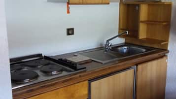 Fridge, oven, cookware/dishes/utensils