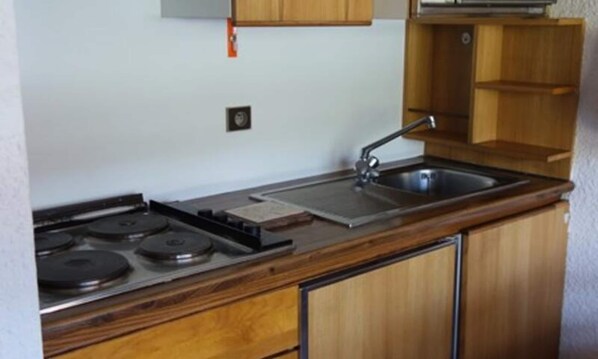 Fridge, oven, cookware/dishes/utensils