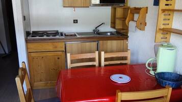 Fridge, oven, cookware/dishes/utensils