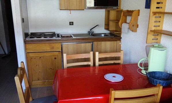 Kühlschrank, Ofen, Kochgeschirr/Geschirr/Besteck