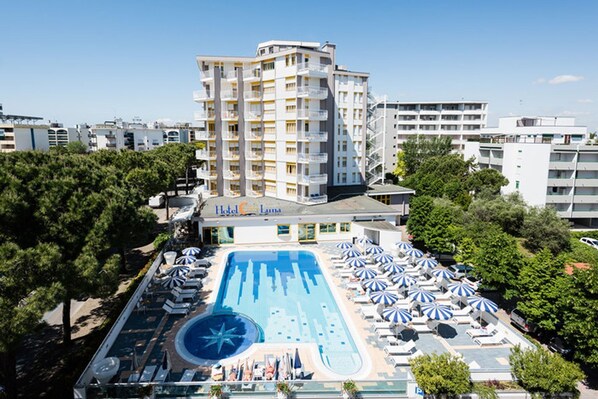 Un hôtel doté d’une piscine, de plusieurs balcons et d’un parking.