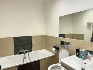 Towels, toilet paper - Cozy Private Room with Free Wi-Fi (Colchester)