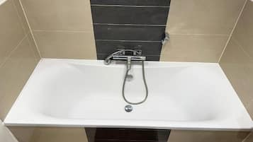 Serviettes fournies, papier toilette
