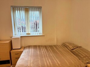 1 bedroom, desk, free WiFi, bed sheets - Cozy Private Room with Free Wi-Fi (Colchester)