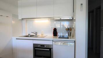 Lemari es, microwave, dan mesin pencuci piring