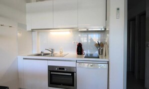 Fridge, microwave, dishwasher, cookware/dishes/utensils - Residence Les 2 Voiles (Cogolin)