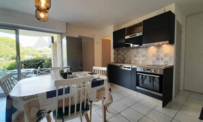 Micro-ondes, four, lave-vaisselle, cafetière/bouilloire