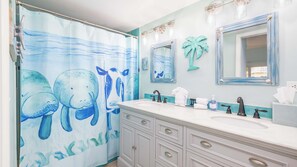 Shower, hair dryer, towels, shampoo - Port Largo Villas Escape 5A (Key Largo)