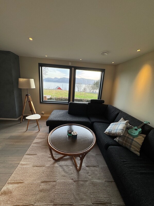 Living area - Cozy 1-bedroom apartment in delightful Vestland with WiFi (Vestland)