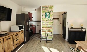 Kjøleskap, mikrobølgeovn, ovn og kaffetrakter/tekoker