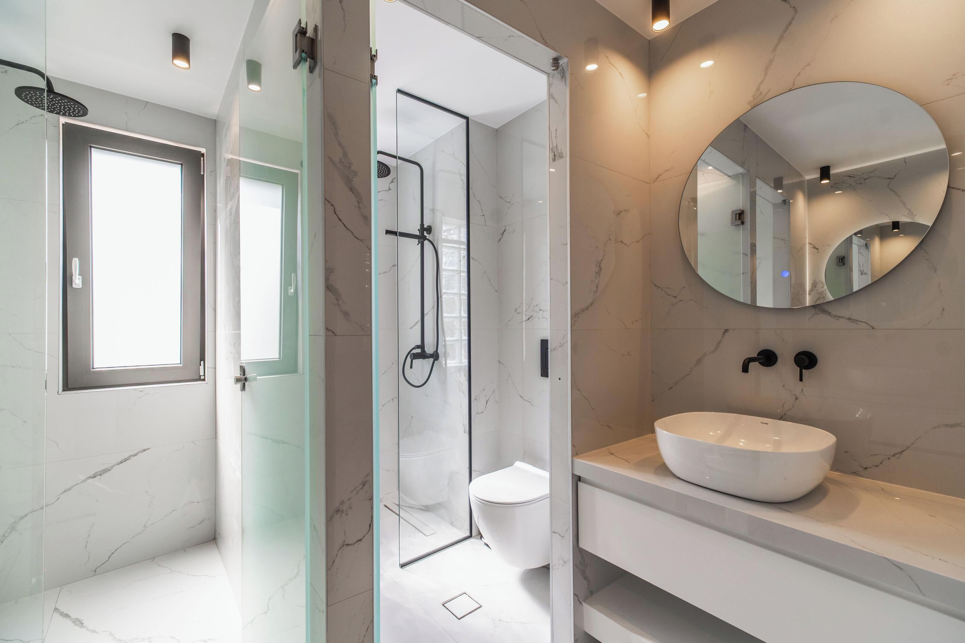 Comfort Apartment | Bathroom | Shower, rainfall showerhead, hair dryer, towels