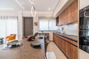 Comfort Apartment | Dapur peribadi | Peti sejuk/penyejuk beku saiz penuh, ketuhar gelombang mikro, ketuhar