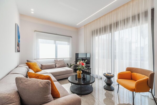 Comfort Apartment | Ruang tamu | 55 inci sebuah televisyen pintar dengan kabel