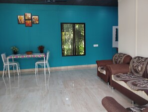 Smart TV, fireplace - Charming 2-bedroom villa in welcoming Wai with WiFi (Wai)