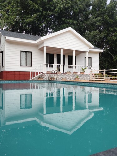 Charming 2-bedroom villa in welcoming Wai with WiFi