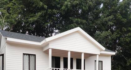 Charming 2-bedroom villa in welcoming Wai with WiFi