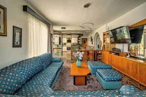 Smart TV, books - S&T  Villa (Charaki)