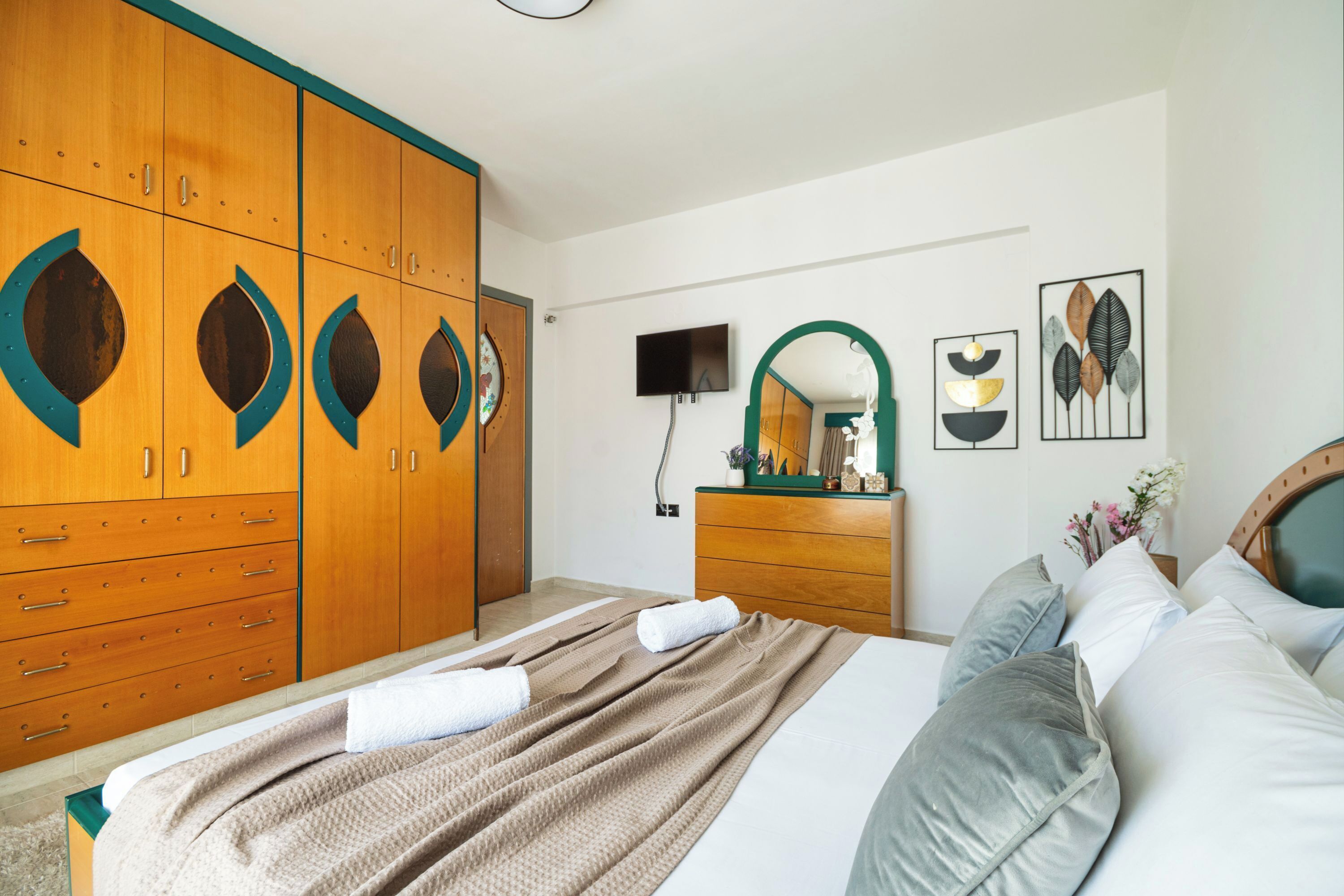 3 chambres, coffres-forts dans les chambres, fer et planche à repasser