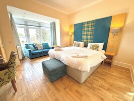 Habitación junior | Caja fuerte, escritorio, espacio para trabajar con un portátil