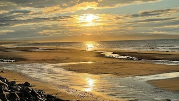 Una spiaggia nelle vicinanze, sabbia bianca