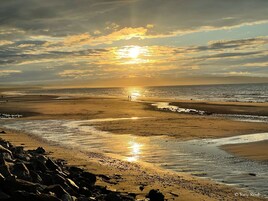 Ubicación cercana a la playa y arena blanca