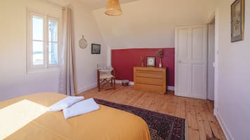 9 bedrooms, desk, iron/ironing board, travel crib