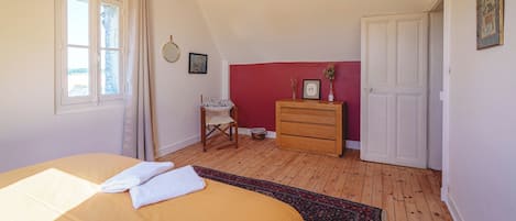 9 Schlafzimmer, Schreibtisch, BĂŒgeleisen/BĂŒgelbrett, Reisekinderbett