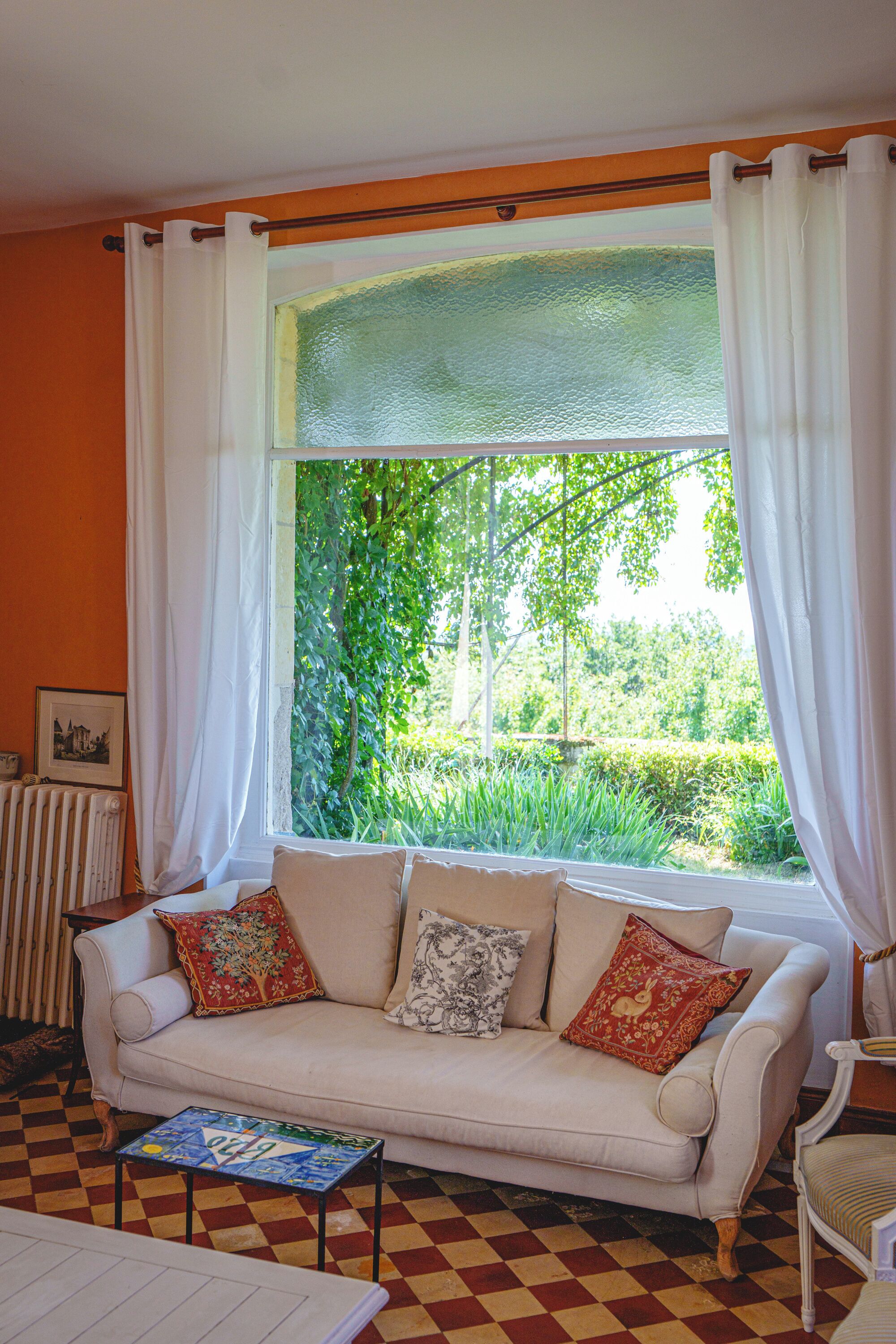 Televisie, een open haard, een dvd-speler en een tafeltennistafel