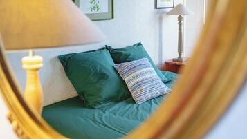 9 slaapkamers, een bureau, een strijkplank/strijkijzer, reisbedje