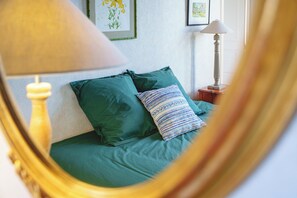 9 quartos, escrivaninha, ferros/tábuas de passar roupa, berço de viagem