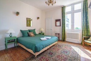 9 sovrum, skrivbord, strykjärn/strykbräda och resesäng