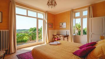 9 bedrooms, desk, iron/ironing board, travel crib