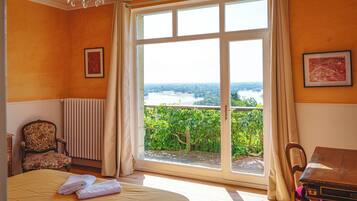 9 chambres, bureau, fer et planche Ă repasser, lit parapluie