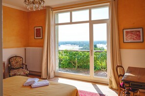 9 chambres, bureau, fer et planche à repasser, lit de bébé portatif