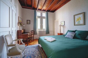 9 habitaciones, escritorio y tabla de planchar con plancha 