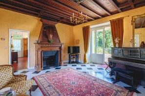 Interior - Historic Loire castle with stunning views & pure nature (Gennes-Val-de-Loire)