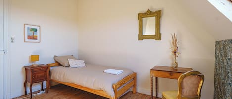 9 dormitorios, escritorio, tabla de planchar con plancha y cuna de viaje