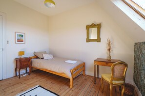 9 habitaciones, escritorio y tabla de planchar con plancha 