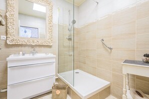 Shower, hair dryer, towels, soap - Dolce Vita downtown in a quiet street for sipping champagne (Épernay)