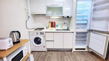 Refrigerador, microondas, parrilla de estufa y tetera elรฉctrica