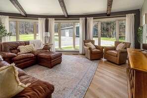 Smart TV, fireplace, stereo - Unique 1970s Round House w/ Hot Tub (Elizabethtown)