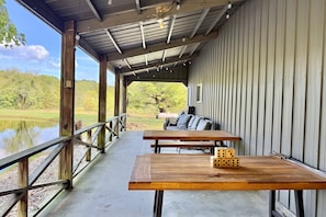Outdoor dining - Unique 1970s Round House w/ Hot Tub (Elizabethtown)