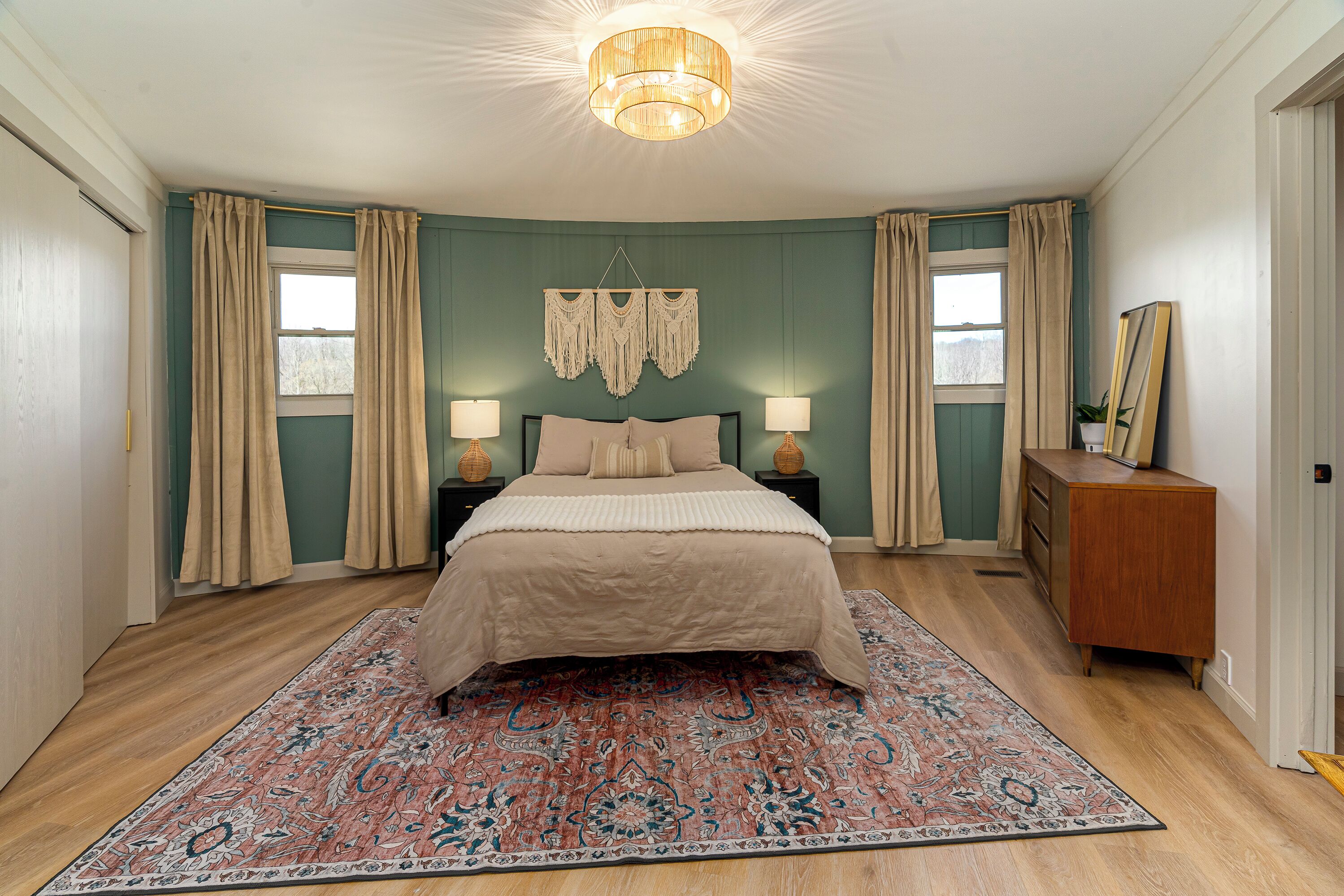 2 habitaciones, tabla de planchar con plancha y cuna de viaje 