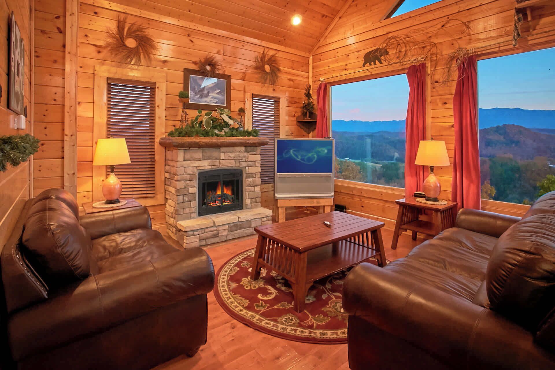 Een televisie, een open haard, een dvd-speler en een kantoor