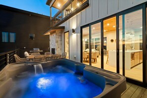 Outdoor dining - Luxury Fall Getaway | Views, Hot tub, Rooftop Deck (Sevierville)