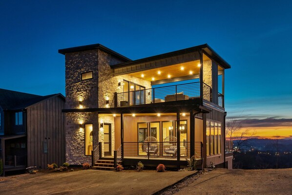 Exterior - Luxury Fall Getaway | Views, Hot tub, Rooftop Deck (Sevierville)