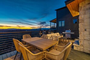 Outdoor dining - Luxury Fall Getaway | Views, Hot tub, Rooftop Deck (Sevierville)