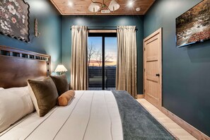 3 bedrooms, iron/ironing board, WiFi, bed sheets - Luxury Fall Getaway | Views, Hot tub, Rooftop Deck (Sevierville)