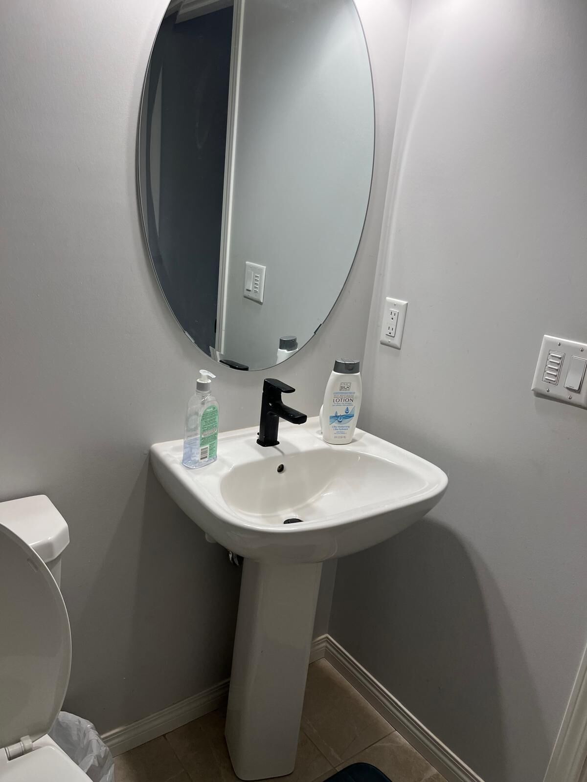 Een haardroger, handdoeken, zeep, toiletpapier