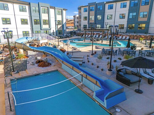 Touch of Class - 5BR - Hot Tub & Near Zion!